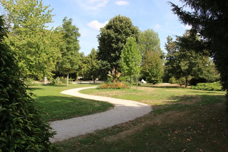 Découvrez le jardin de l'hôtel de ville et le cimetière de Clamart