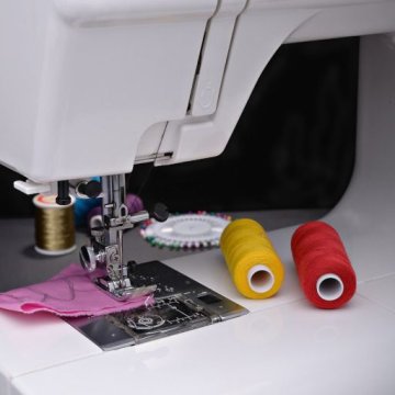 Le FabLab : machines à coudre et brodeuse