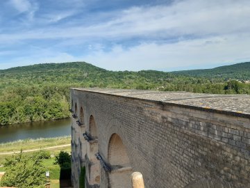 "Levez les yeux : Voyage au cœur de l’ingénierie antique – Découvrez l’aqueduc gallo-romain de Jouy-aux-Arches et son bassin de décantation !"