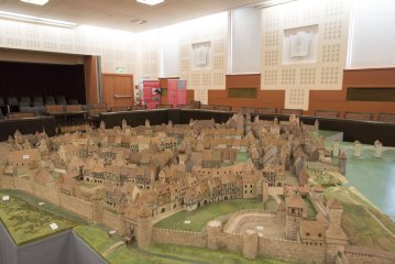 Visite commentée de la maquette de Chalon en  1500 (salle du conseil municipal de l'hôtel de ville).
