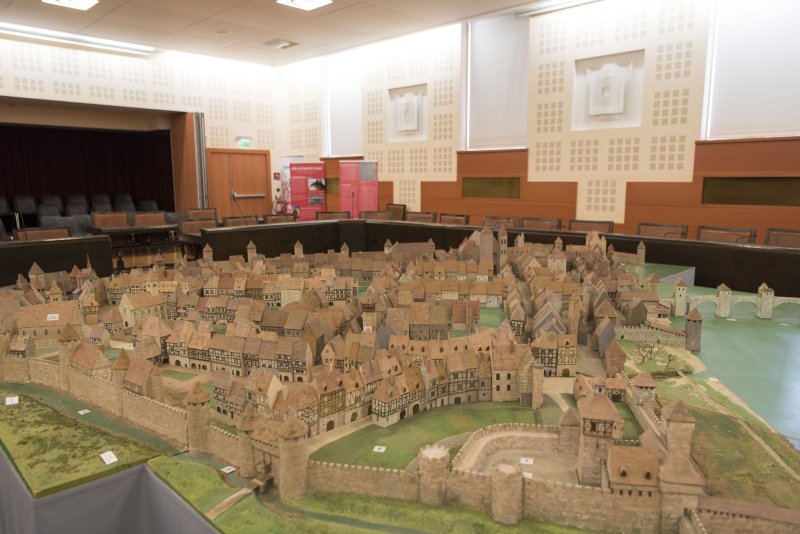 Visite commentée de la maquette de Chalon en  1500 (salle du conseil municipal de l'hôtel de ville).