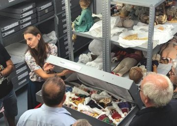 Visite de la réserve des poupées