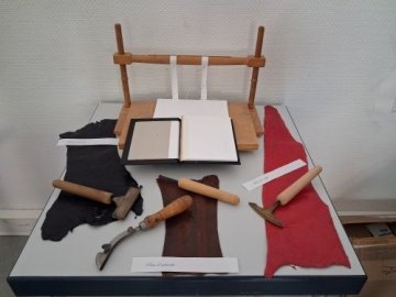 A vos papiers, pliez, cousez ! atelier destiné aux enfants de 6 à 10 ans.