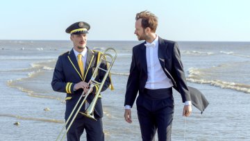 EN FANFARE