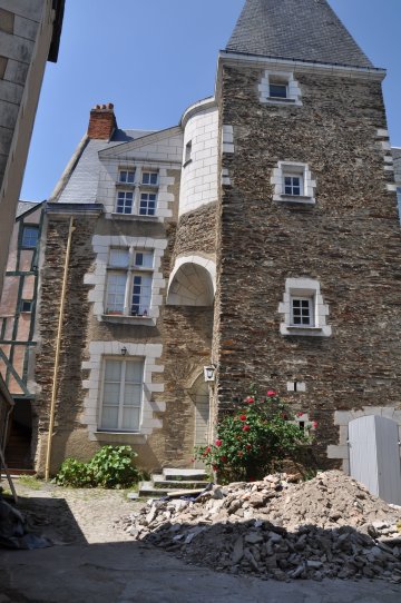 Observation depuis la cour du Logis d'Ardanne