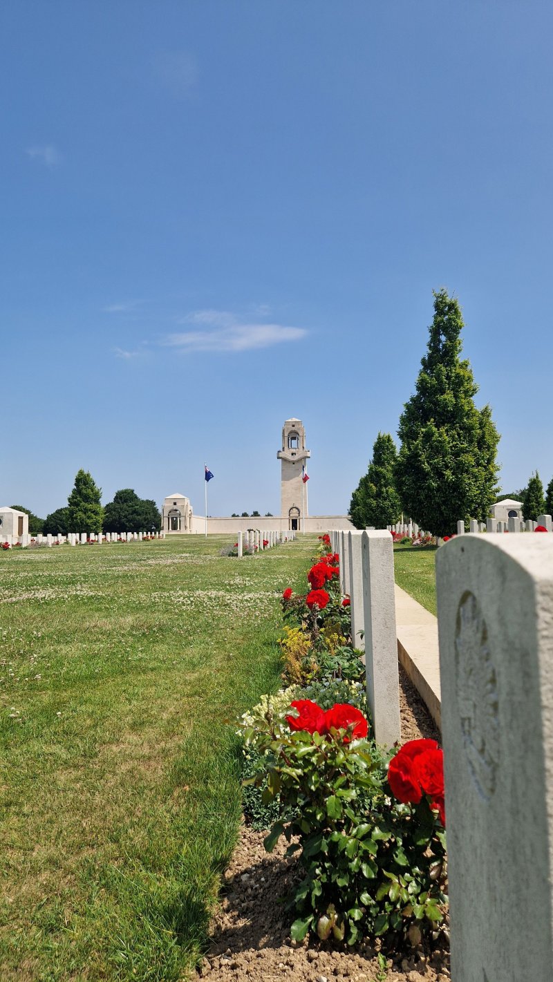 Visite guidée du cimetière militaire de Villers-Bretonneux et du Mémorial National australien.
