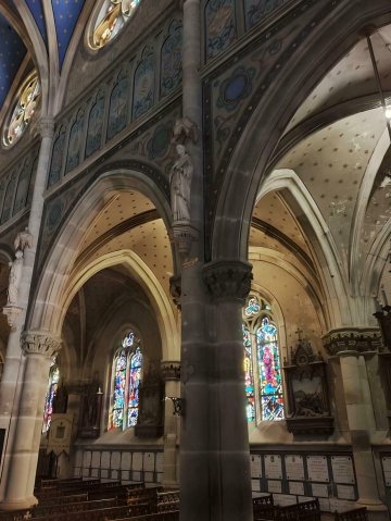 Découverte guidée d'une basilique au style néogothique