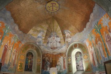 Découvrez une église du XXème siècle de style néo-roman et ses fresques