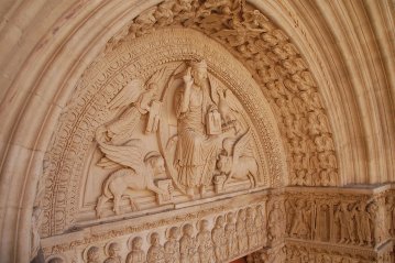 L'entretien du portail roman de l'église Saint-Trophime, une renaissance régulière