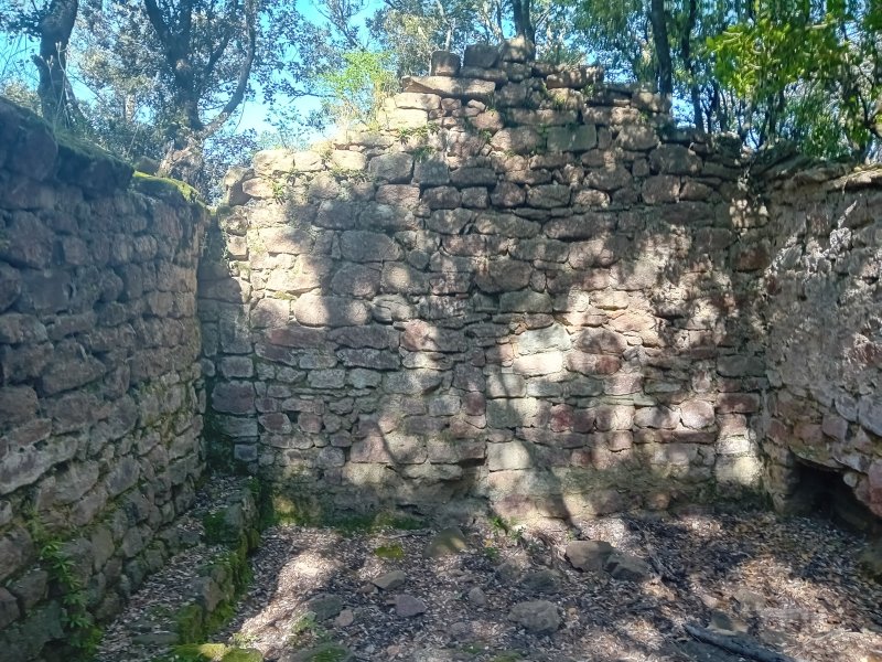 Visite du site archéologique de Sainte-Candie sur le Rocher de Roquebrune-sur-Argens