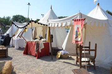 Campement et animations médiévales par les médiévales roquebrunoises et le clan des bannis, à Roquebrune-sur-Argens
