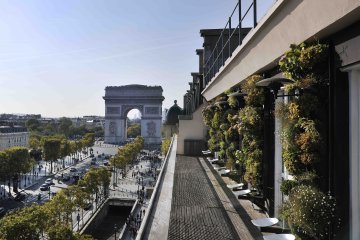 Au sommet des Champs-Élysées