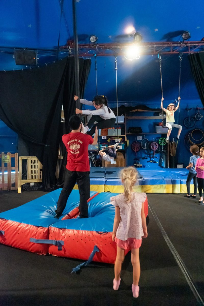 Stages de cirque au chapiteau Méli Mélo pendant les vacances de la Toussaint