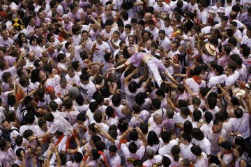 Une foule peut-elle se synchroniser sans se concerter?