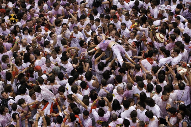 Une foule peut-elle se synchroniser sans se concerter?
