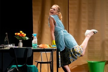 "Intérieur jour, une femme attend" par Esther Mollo et Audrey Chapon