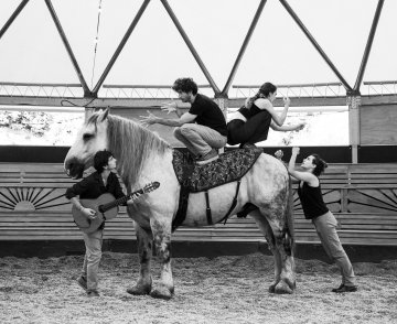Spectacle équestre UUKA Cie plume de cheval