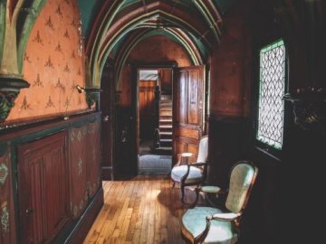 Visite d'un immeuble particulier avec parties de la cour intérieure et passage voûté du 15e siècle