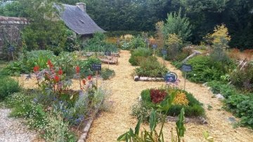 Exposition dans la chapelle et jardin au Manoir de Kermain