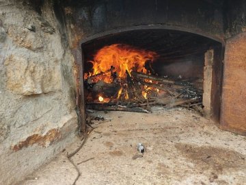 Cuisson dans le four rénové du domaine de la Fosse-Piquet