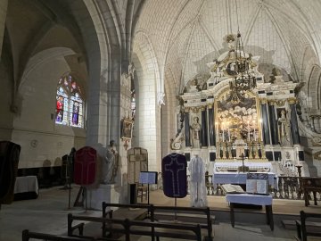 Exposition de chasubles liturgiques à l'église Saint Germain de Benais