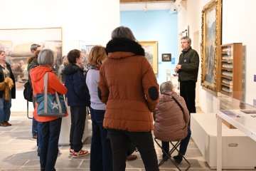 Lecture dans l'exposition "Trésors. regards choisis dans la collection du musée "