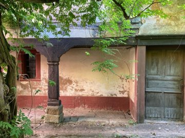 Initiation à la rénovation d’un mur historique avec des enduits d’argile colorés
