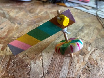 Atelier avions à catapulte et toupies en bois
