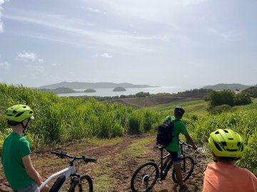 Visite guidée en VTT ÉLECTRIQUE de l'exploitation agricole des rhums la baie des trésors.