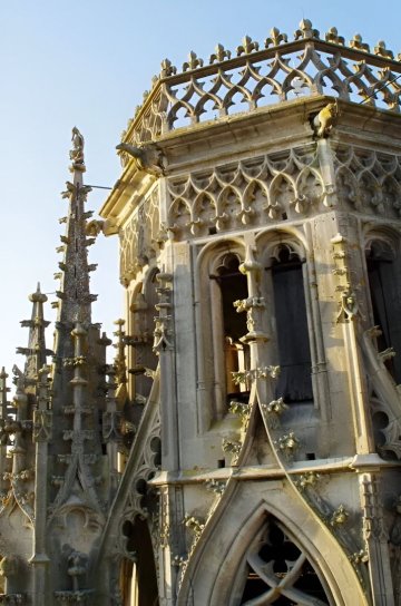 Exploration des charpentes et des hauteurs d'une cathédrale gothique