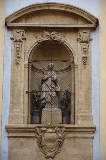 Patrimoine en péril : niches et statues, les oratoires du centre ancien de Carpentras