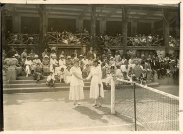 Tribune publique des tennis La Bourboule