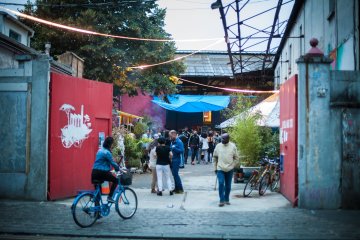 La Villa Mais d'Ici : un patrimoine industriel réinventé par la création artistique