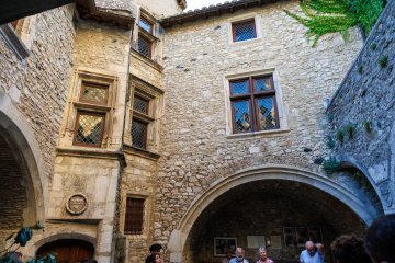 Visite de la cour de la Maison de Sampzon