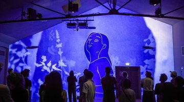 L’hybride immersif｜AU-DELÀ DES LIGNES - Romancières en lumière