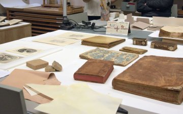 Découvrez l'atelier de conservation de la bibliothèque Sainte-Geneviève