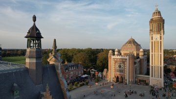 Exposition : l'Eglise et l'Hôtel de ville s'observent