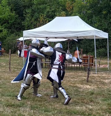 Découvrez le béhourd, combat médiéval en armure !