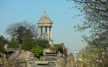 Visite tactile et descriptive : les Buttes Chaumont, Histoire et Théâtre de Guignol