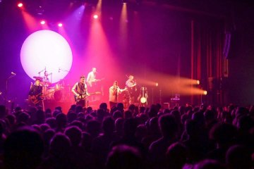 DEBOUT SUR LE ZINC