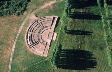 Place aux jeux ! Visite thématique du théâtre romain de Cherré