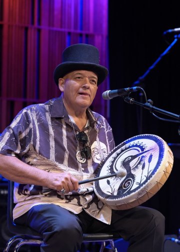 Performances musicales et narratives de Grayhawk Perkins, artiste amérindien de la Nouvelle-Orléans, compositeur de musique jazz