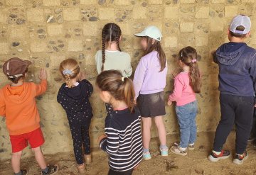 Visite commentée : constructions de terre crue expliquée aux enfants