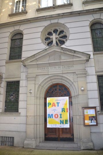 Il y a une église place d'Austerlitz ? Qu'y-a-t-il derrière ces portes ?