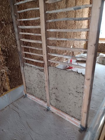 Visite d'une maison auto-rénovée en pierre, terre, paille