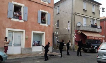 Spectacle one shot # – performance déambulatoire jonglée et improvisée