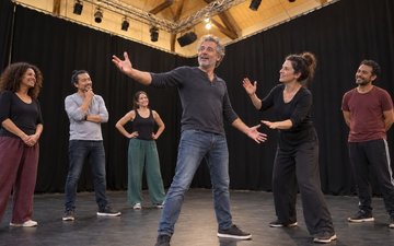 Stage de théâtre : bonimenteur et Monsieur Loyal