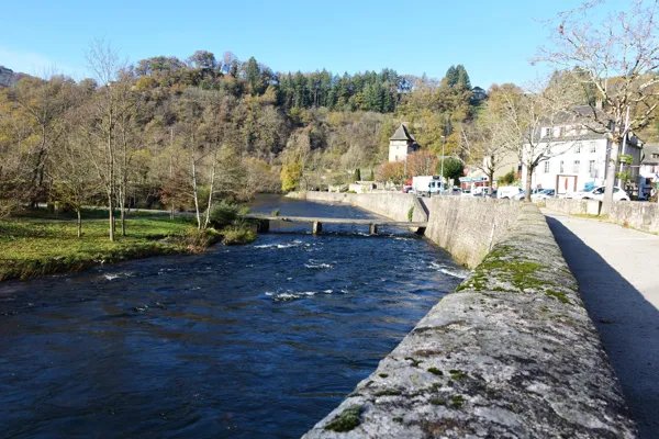 Lâchers de truites sur le Lot à Entraygues-sur-Truyère
