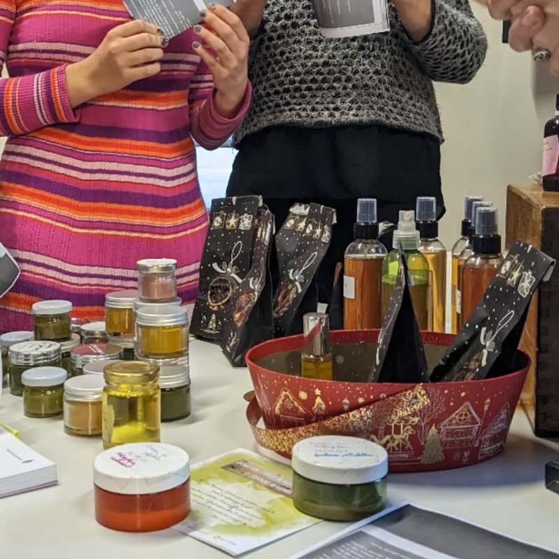 Amuse-toi à transformer les plantes locales en produits de soin avec Nos Deux Mains