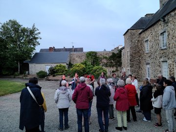 Balade dans les rues de Saint-Sauveur-le-Vicomte, à la découverte des monuments aurevilliens.